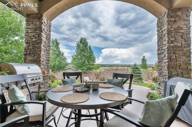 balcony featuring a patio area, area for grilling, and an outdoor kitchen