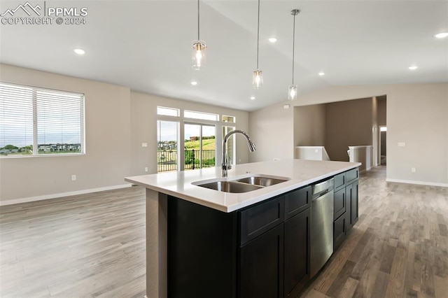 kitchen featuring sink, light hardwood / wood-style floors, a kitchen island with sink, and lofted ceiling