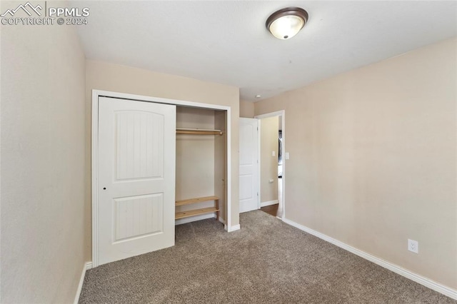 unfurnished bedroom with carpet flooring and a closet