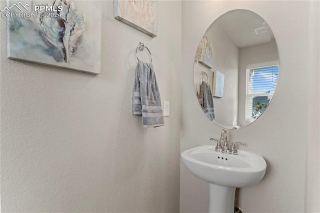 bathroom featuring sink