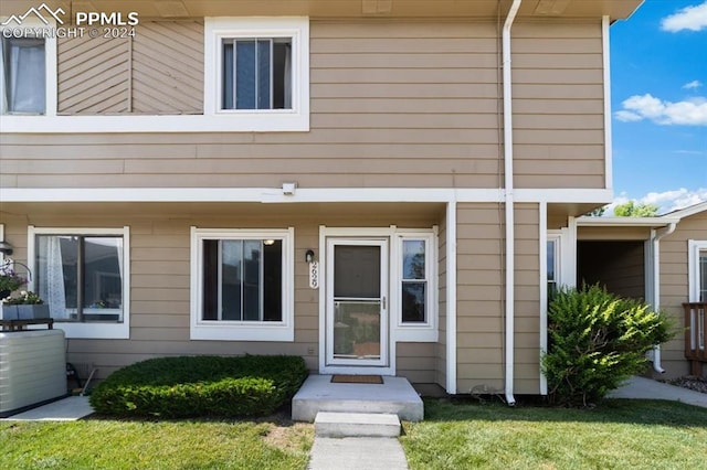 view of front of property with a front lawn