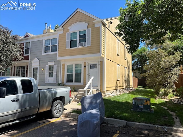 view of front of property with a front yard