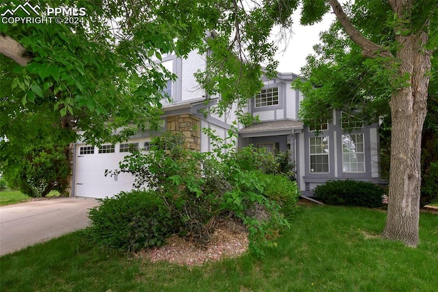 view of front facade featuring a garage and a front lawn