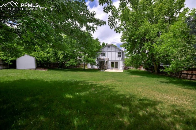 view of yard featuring a storage shed