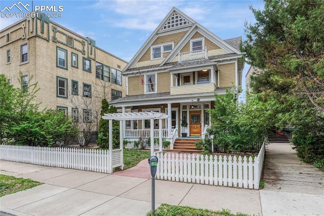 view of front of property featuring covered porch