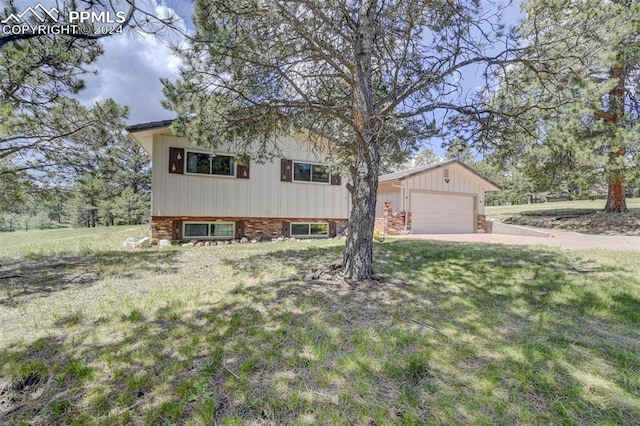 view of front facade featuring a front lawn and a garage