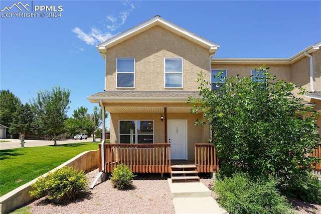 view of front of property featuring a front yard and a porch