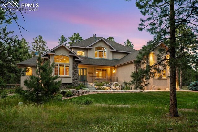 craftsman-style house featuring a lawn