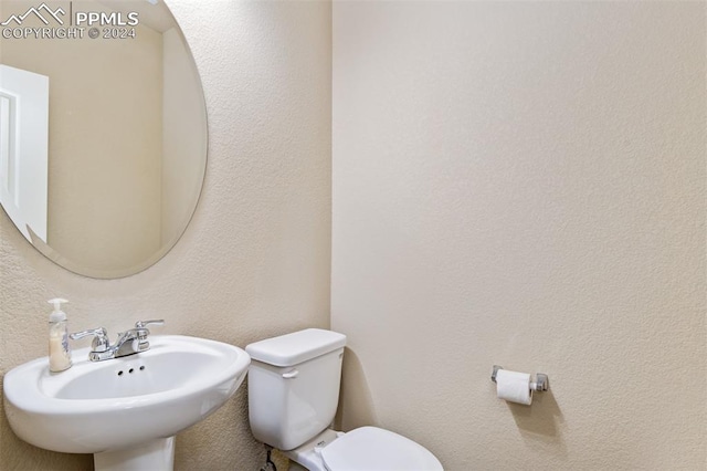 bathroom featuring toilet and sink