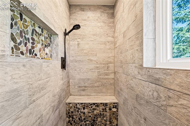 bathroom featuring tiled shower