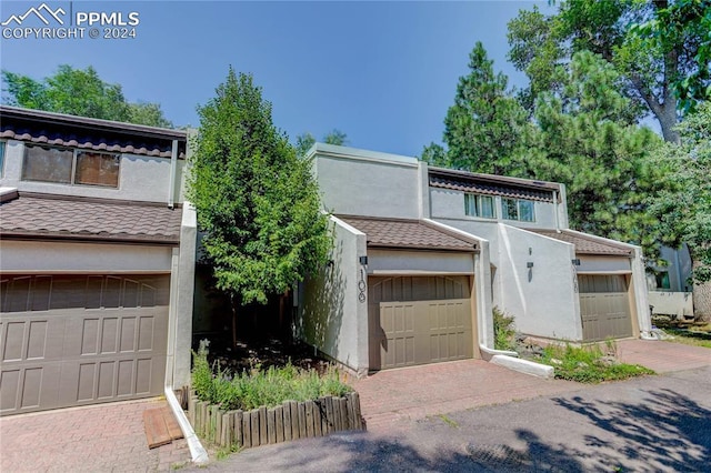 view of front facade with a garage