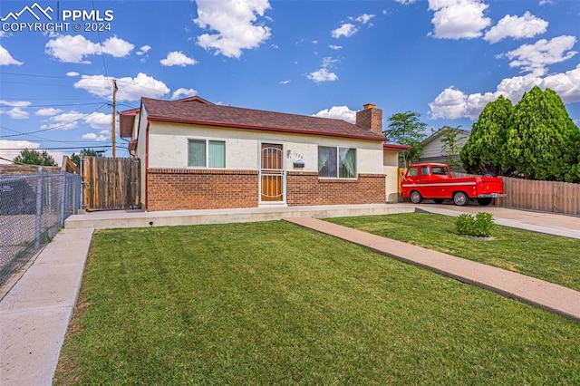 view of front of property with a front lawn