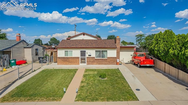 view of front of home featuring a front yard