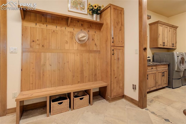 mudroom featuring baseboards and washing machine and clothes dryer