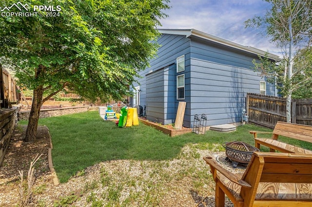 view of yard featuring an outdoor fire pit