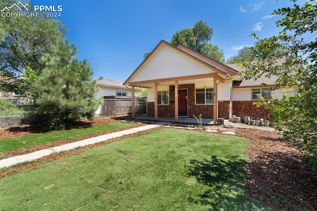 view of front facade featuring a front yard