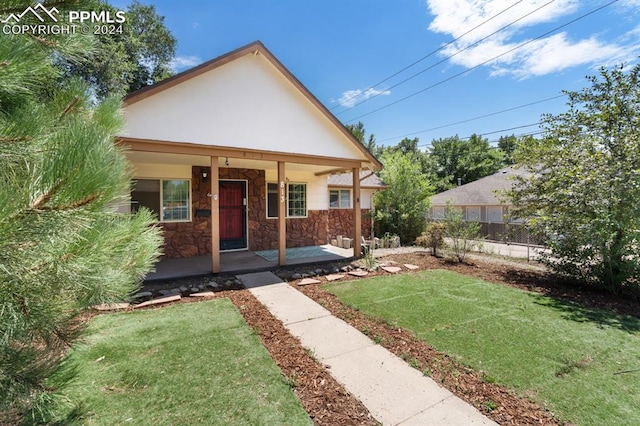 view of front of property featuring a front lawn