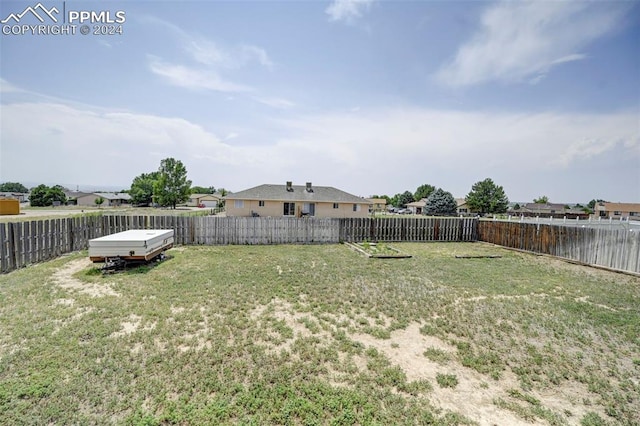 view of yard featuring a jacuzzi