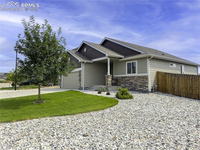 view of front of home featuring a front yard and a garage