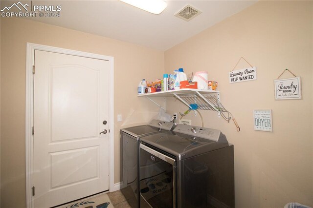 1933 Top Notch Trl, Penrose, CO 81240 - washroom featuring washing machine and clothes dryer, laundry area, and visible vents