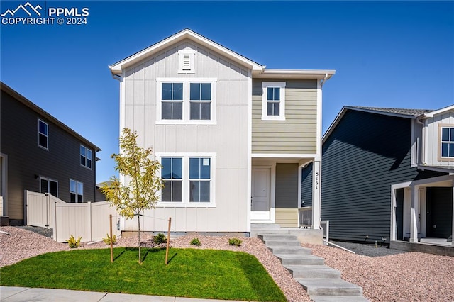 view of front of property featuring a front lawn