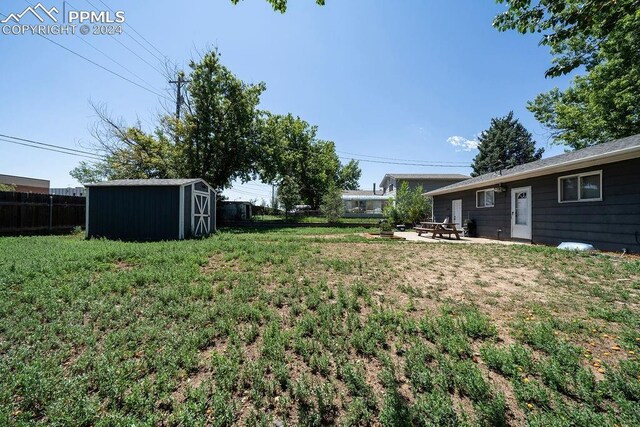 view of yard with a storage shed