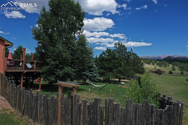 view of yard featuring a mountain view