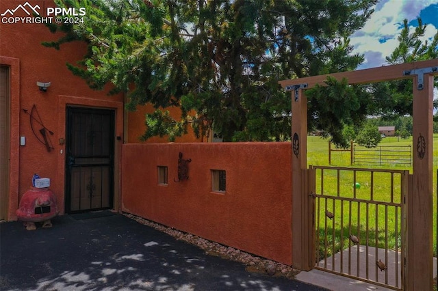 view of gate featuring a lawn