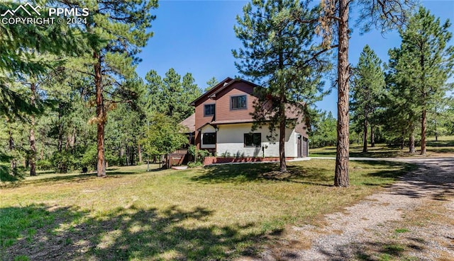 view of front of home featuring a front lawn