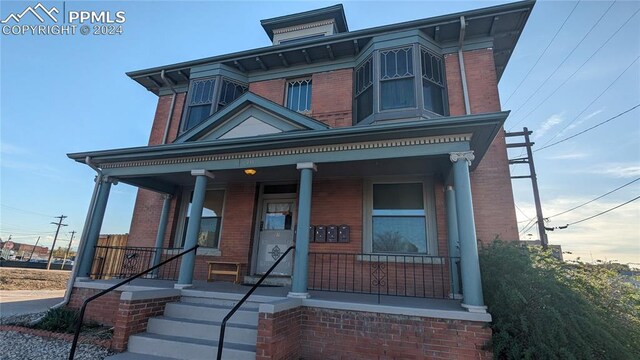 view of front facade with a porch