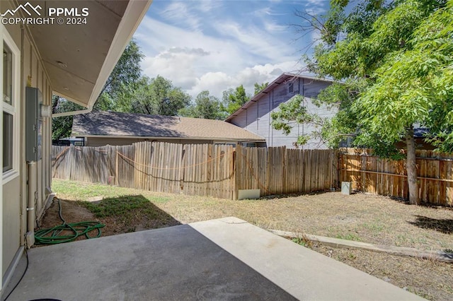 view of yard featuring a patio