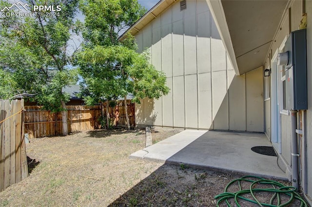 view of yard with a patio