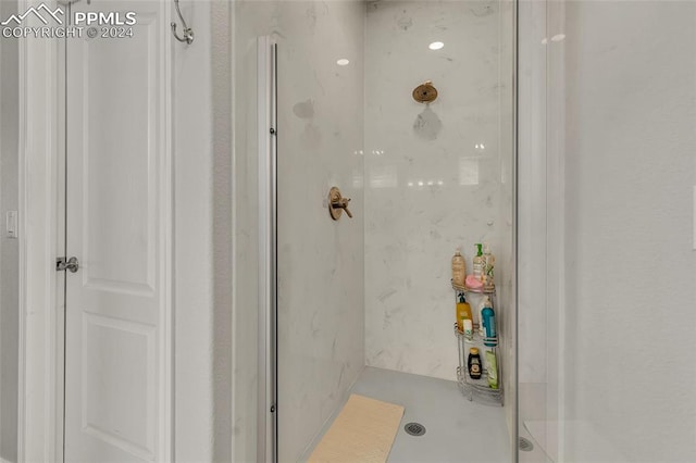 bathroom featuring tiled shower