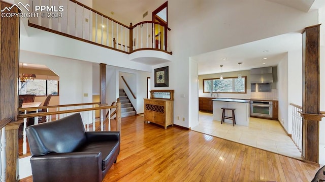 living room featuring a notable chandelier, sink, and light hardwood / wood-style floors