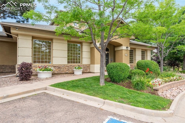 view of front of property with a front yard