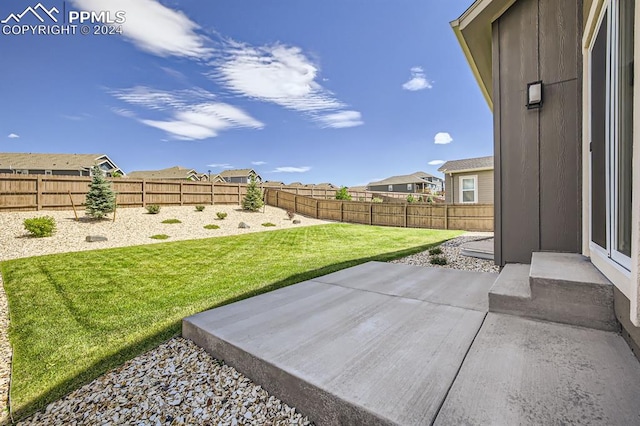 view of yard featuring a patio area