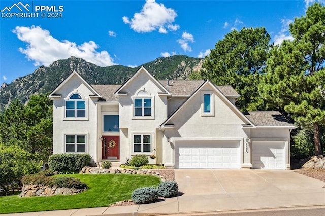 view of front of property featuring a mountain view and a front yard