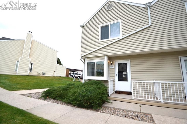 view of front of house featuring a front yard