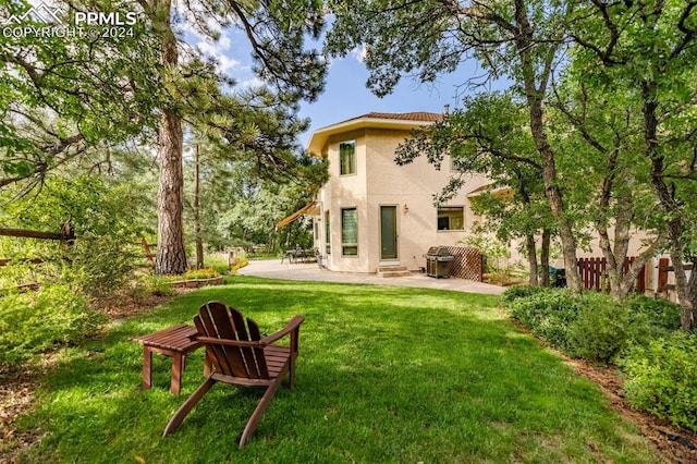 view of yard featuring a patio area