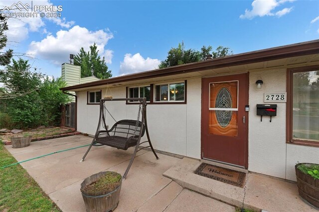 property entrance featuring a patio