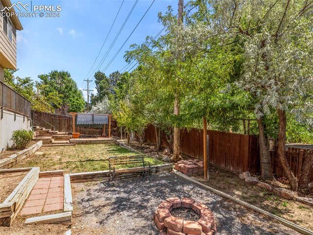 view of yard featuring an outdoor fire pit