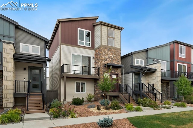 view of front of home featuring a balcony