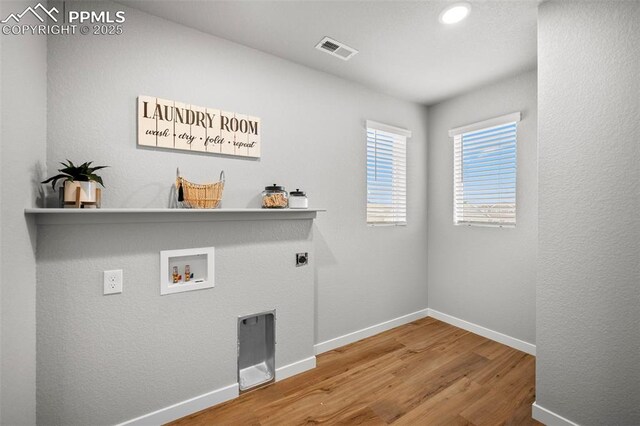 bedroom featuring carpet flooring and a closet