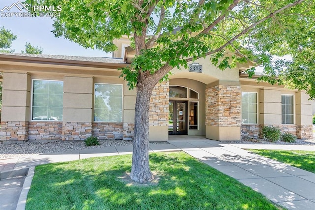 view of front of home with a front lawn