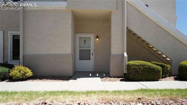 property entrance featuring stucco siding