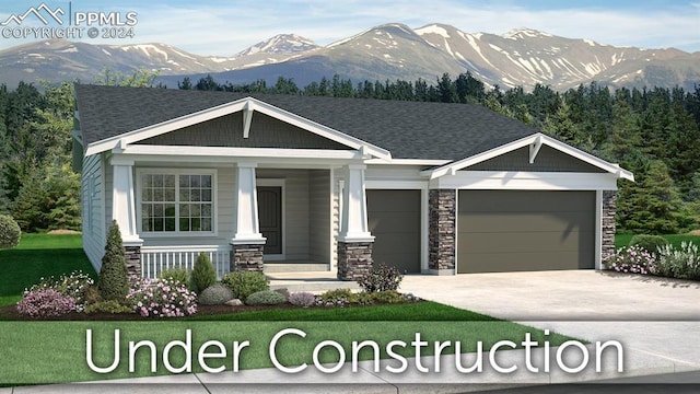 view of front of property featuring a front lawn, a mountain view, and covered porch