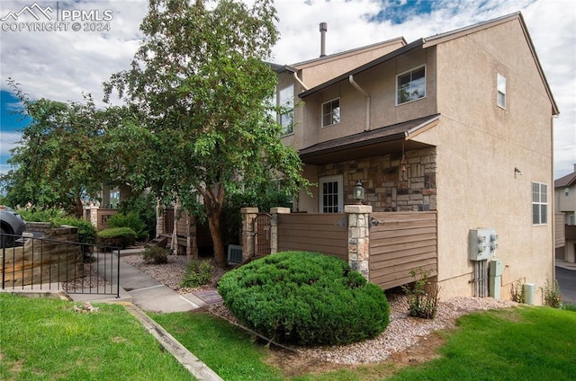 view of front of property with a front lawn