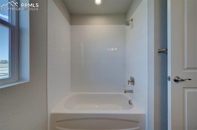 bathroom featuring tiled shower / bath