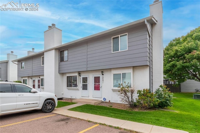 view of front of home featuring a front lawn