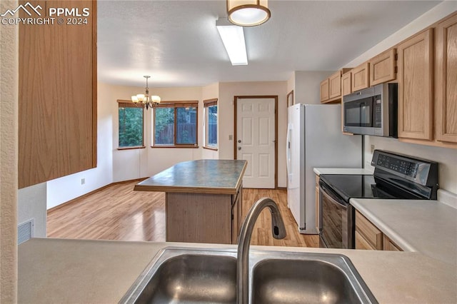 kitchen with an inviting chandelier, light hardwood / wood-style flooring, hanging light fixtures, sink, and electric stove